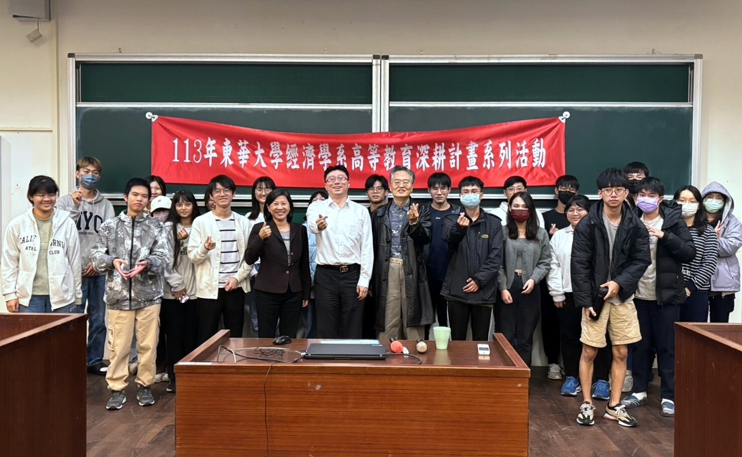 鄭宗宜執行長演講會後與師生合影