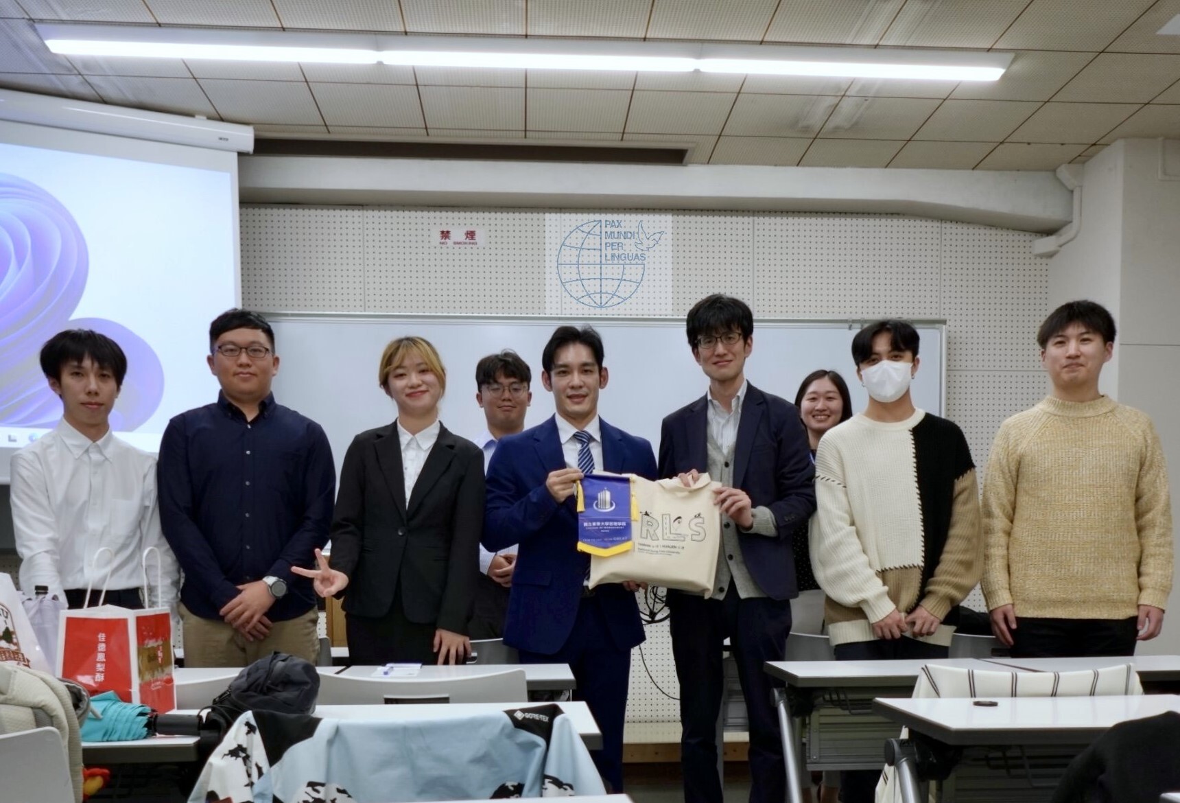 觀遊系李易儒主任向Hisashi Masuda教授致贈禮品,增進兩校情誼