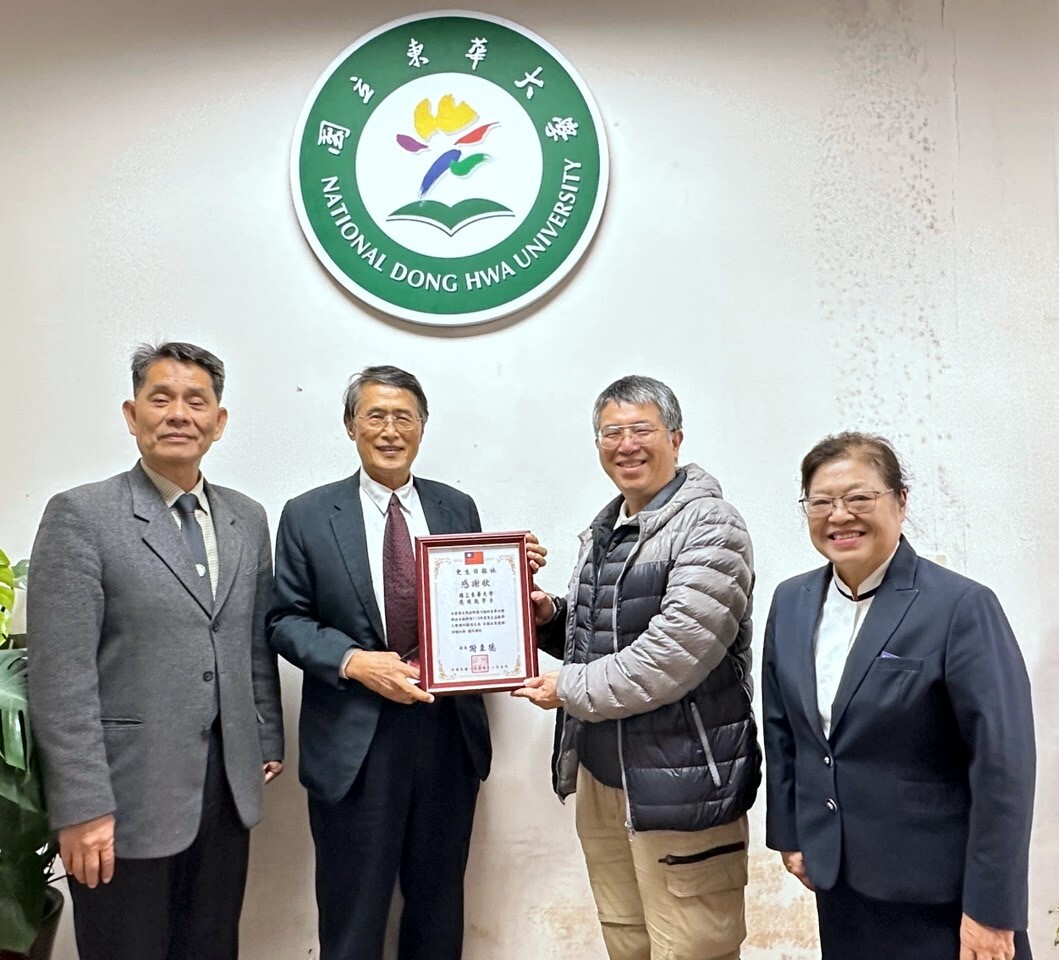 更生日報謝立德社長致贈感謝狀予東華大學應用數學系,由數學系主任周君彥教授代表接受