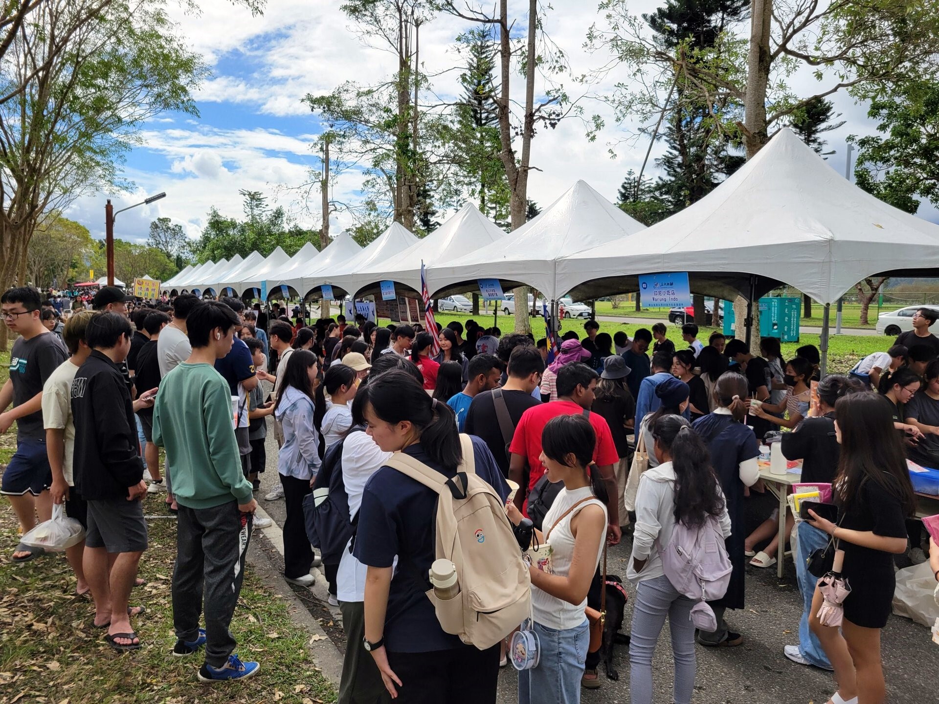園遊會熱賣攤位排隊人潮