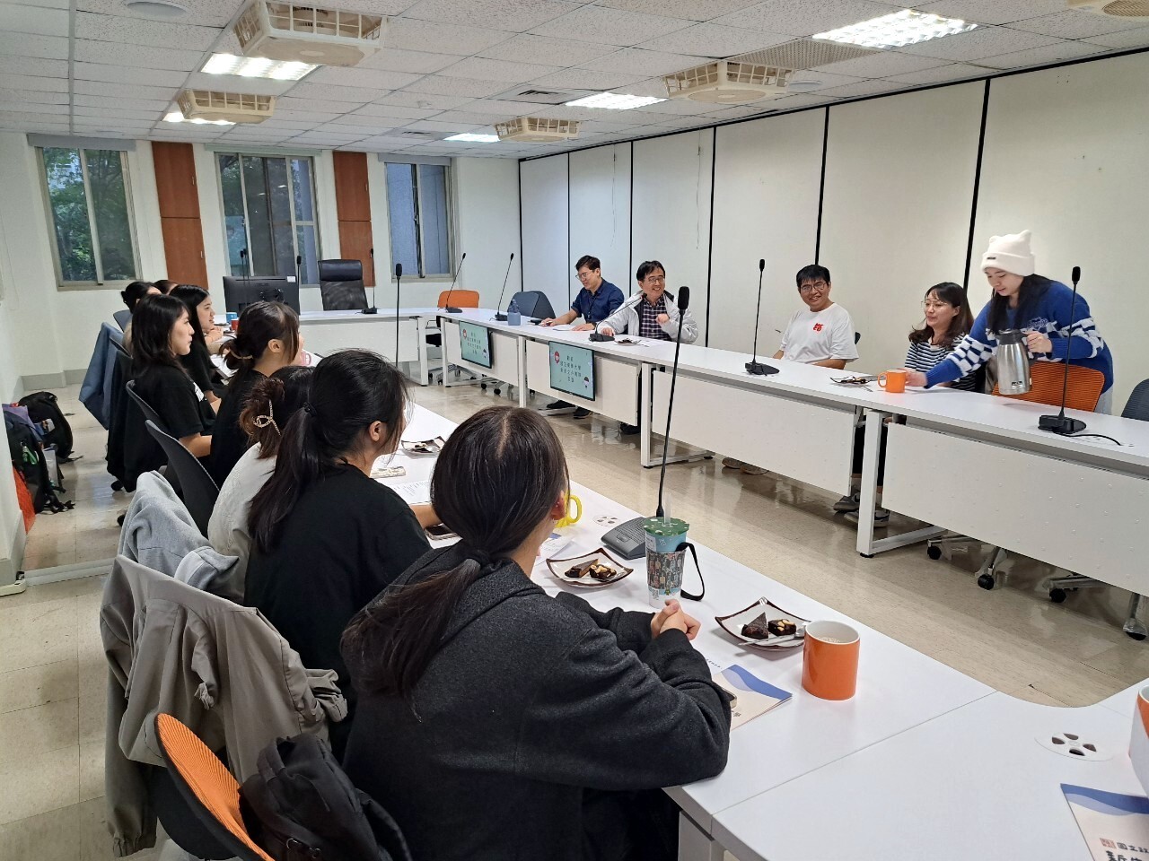 新航之舟與政大新生團隊師長進行座談分享