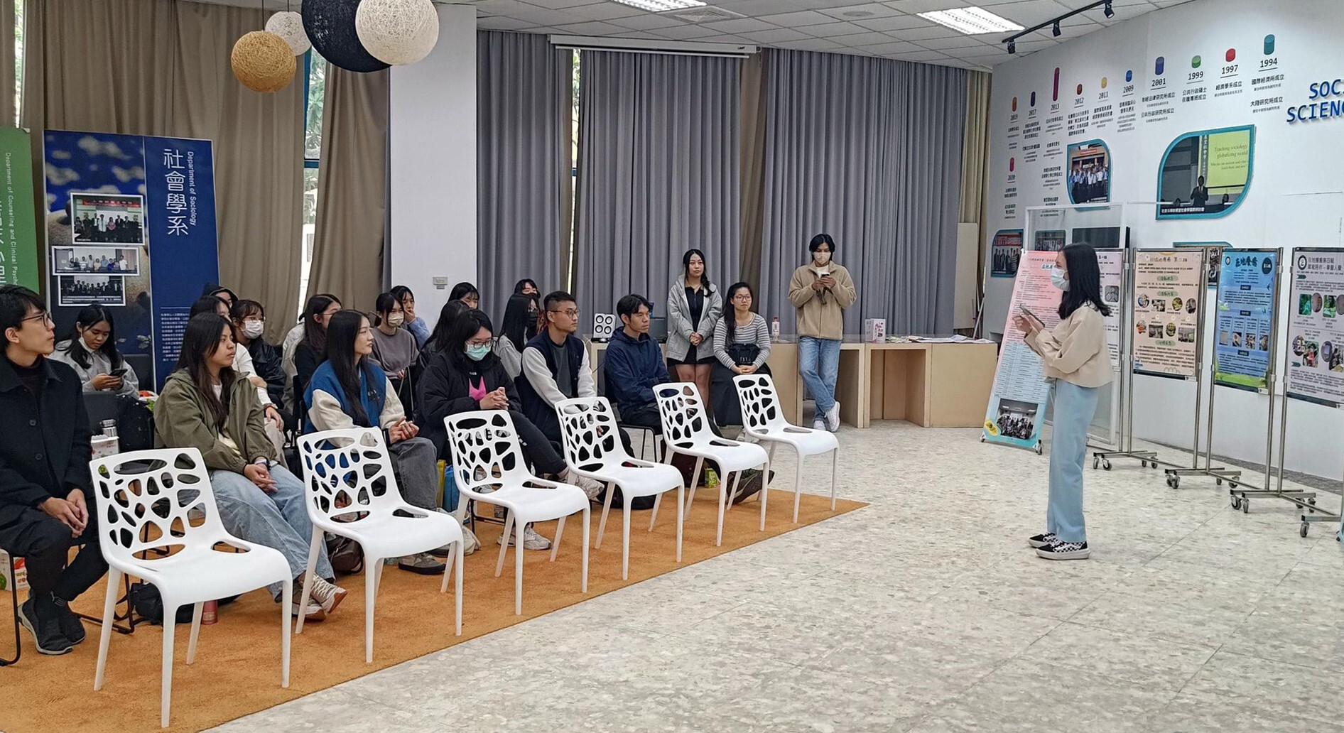 助教為成員們給予回饋及鼓勵