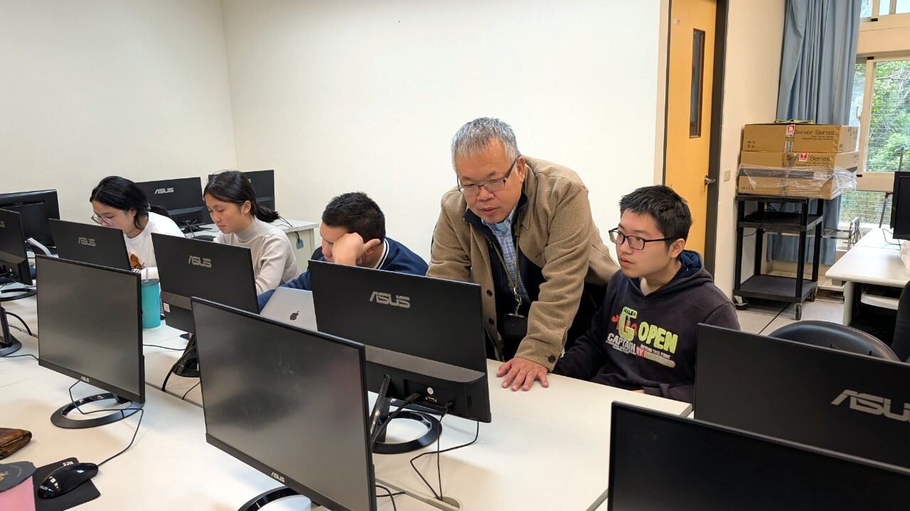 黑客松Day1資訊管理學系侯佳利主任指導學員應用大數據分析