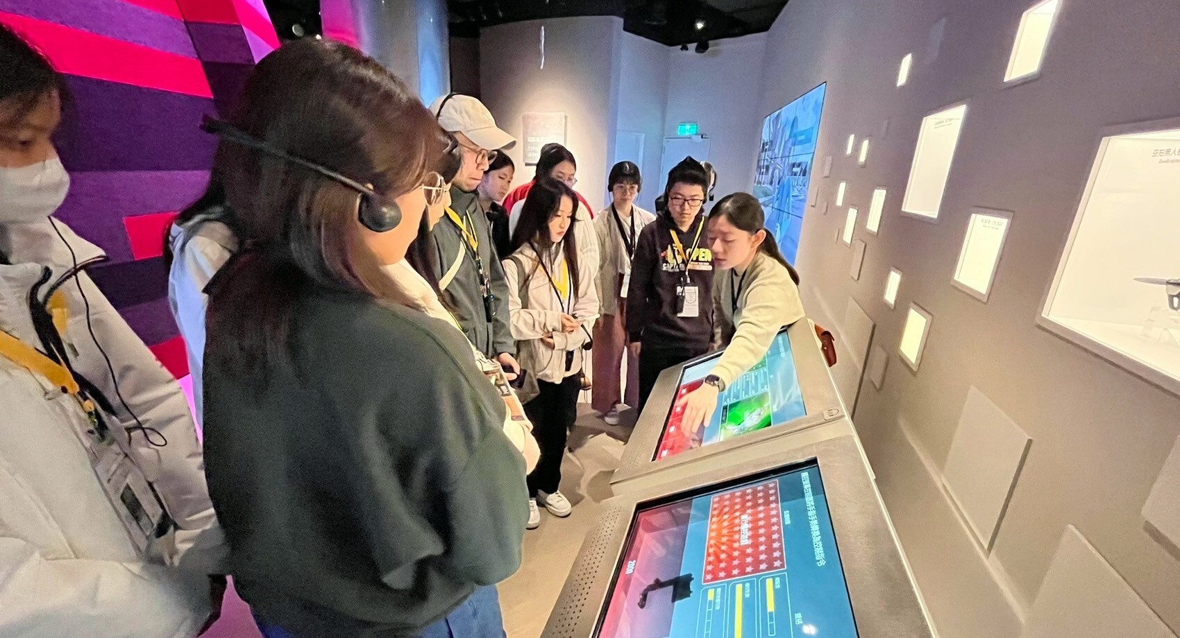 學生參訪台積創新館,導覽員解說科技創新與跨域應用發展