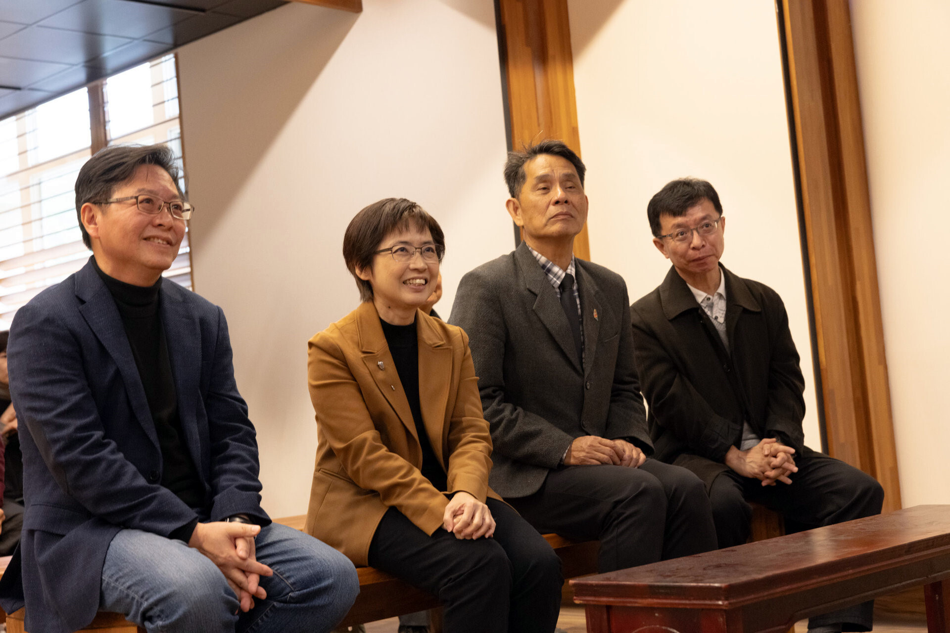 (左起)楊牧文學研究中心主任許又方、臺文館長陳瑩芳、東華大學校長徐輝明、人文社會科學學院院長吳冠宏均蒞臨現場,見證楊牧書房正式締連為全臺第37間文學家族館舍