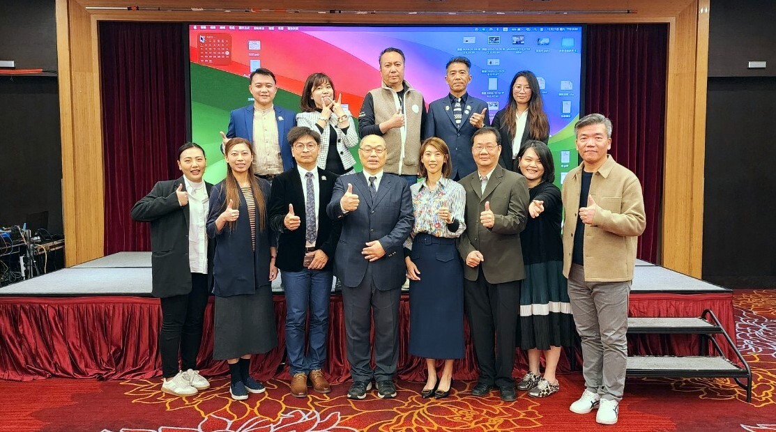 劉理事長(中)及所有理監事合照