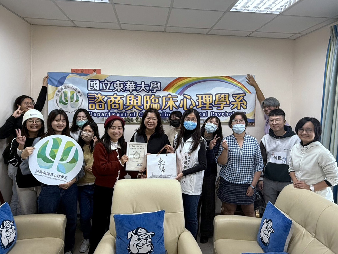 諮臨系學生與李慧芳老師(中左起)朱玉貴執行長,黃順妹主任之合影,活動順利圓滿結束