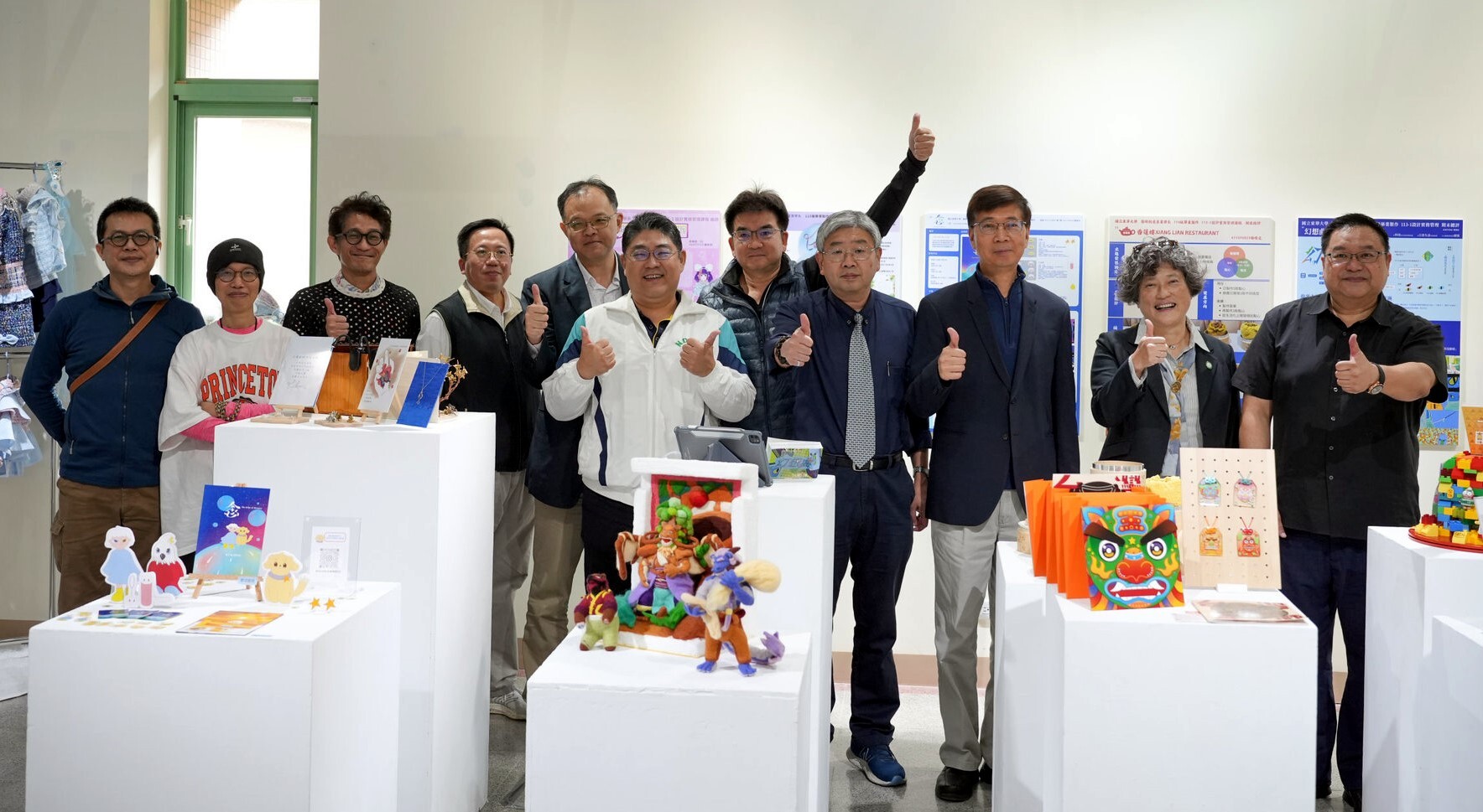 與會貴賓與師長於展覽作品前合照