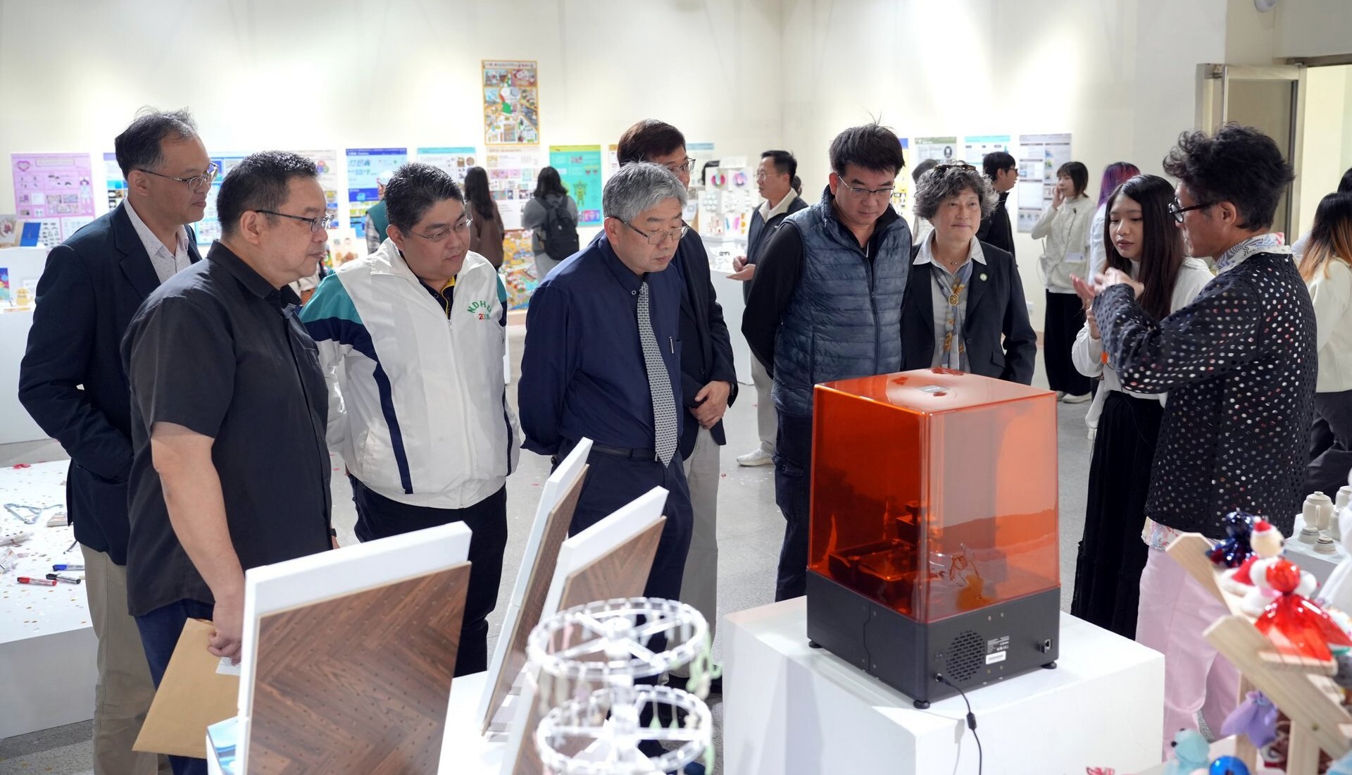 郭令權教授向與會貴賓介紹數位媒材作品