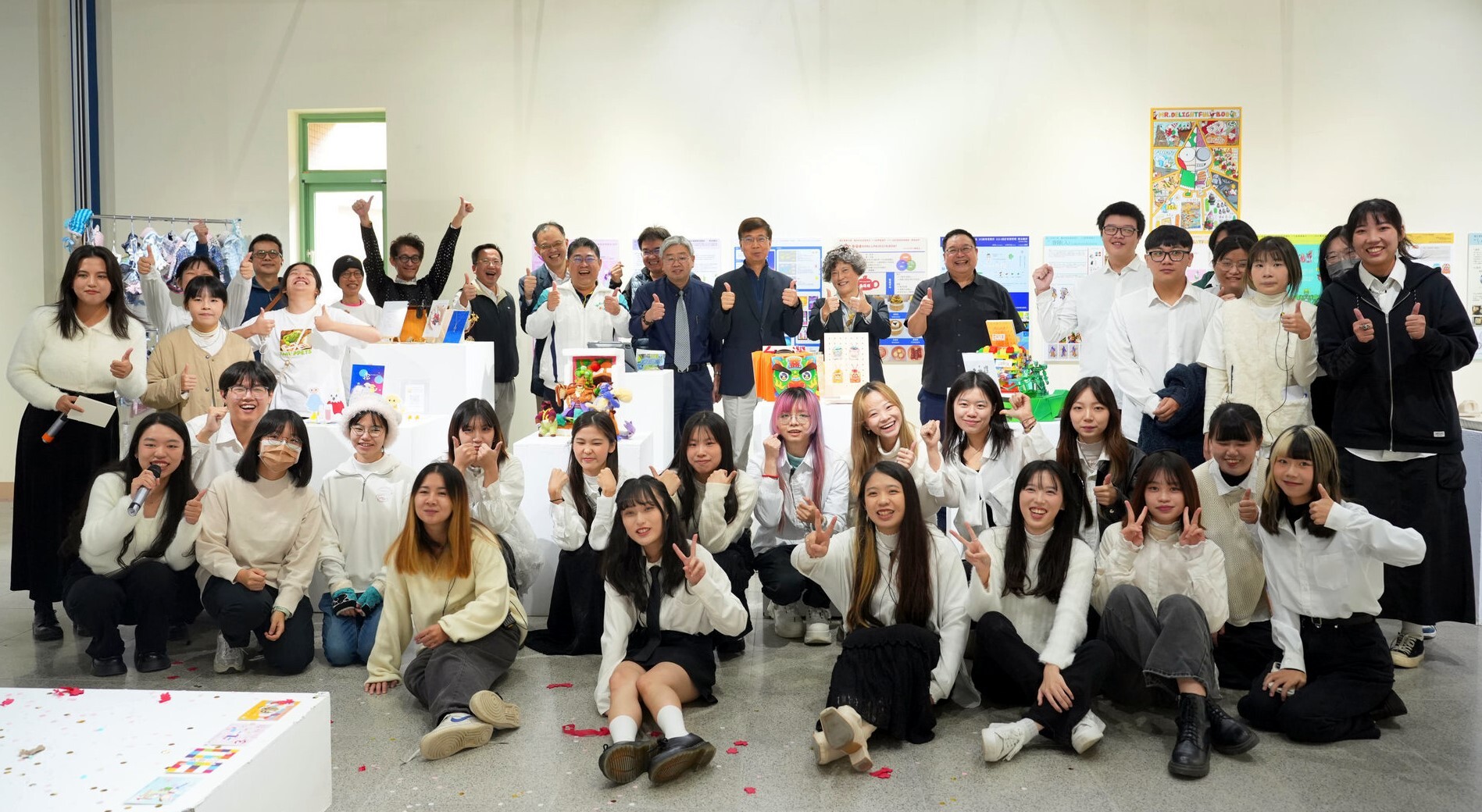 與會貴賓和師長於展覽作品前與創作學生共同合影