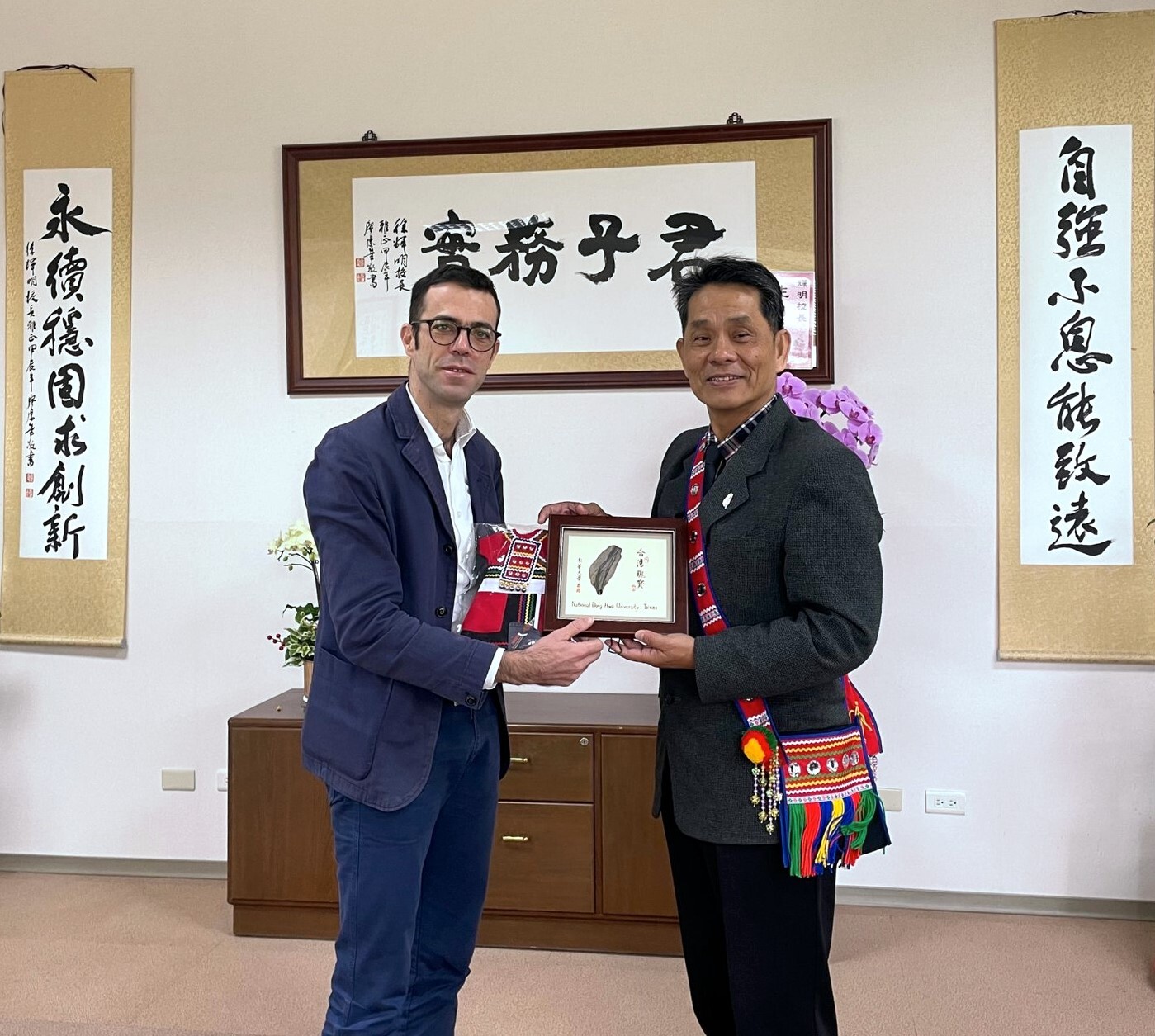 徐輝明校長贈送紀念品予法國在臺協會主任龍燁(Franck Paris)