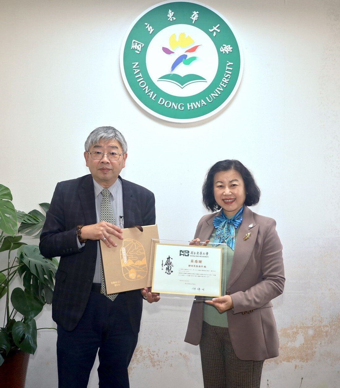 國際扶輪3482地區總監陳正玲女士代表熱海市接受感謝狀