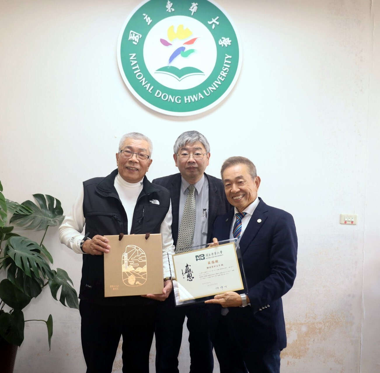 國際扶輪3482地區顧問林果兒及簡國徽顧問代表伊豆市接受感謝狀