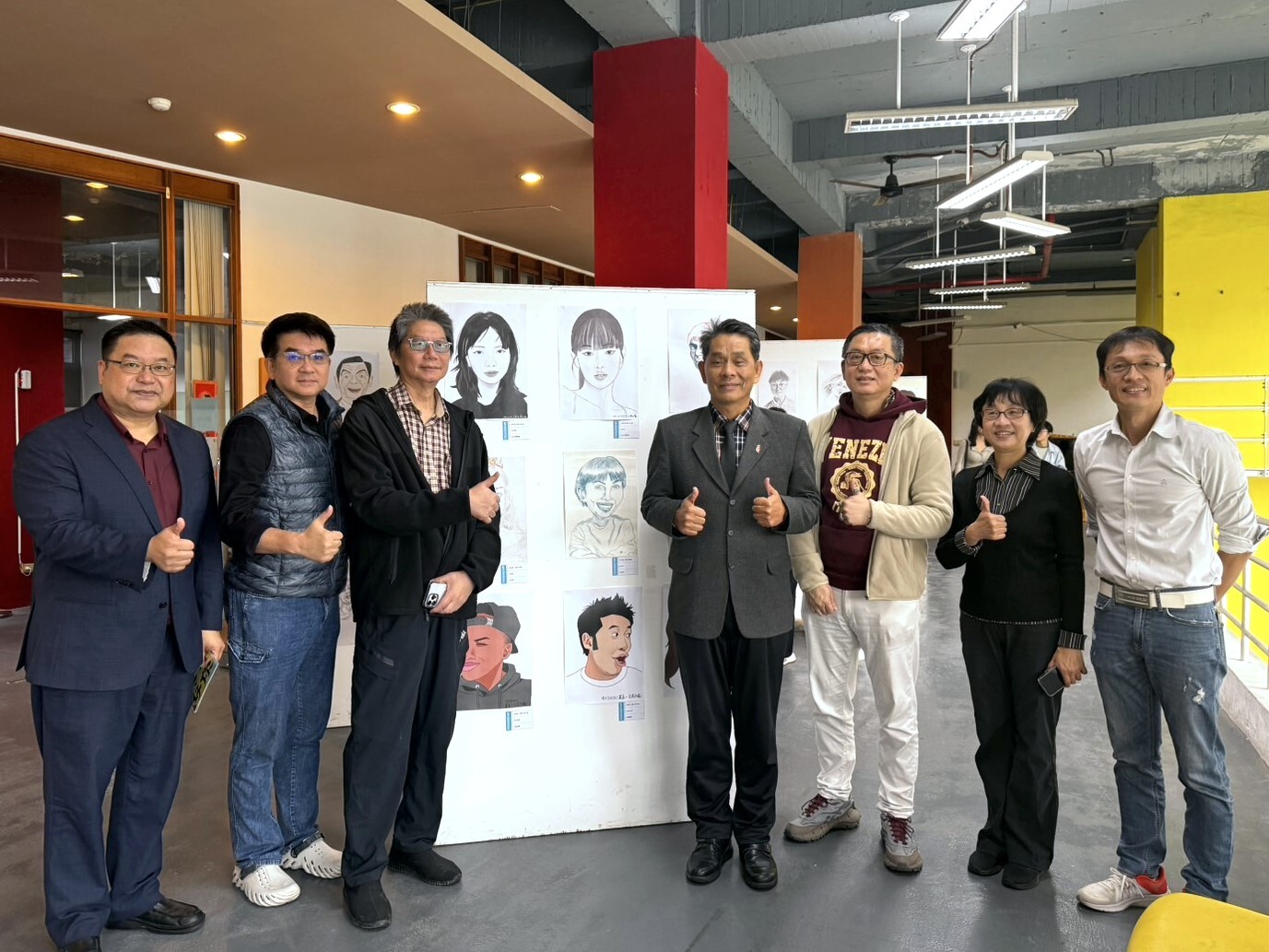 與會嘉賓同賀東華漫畫似顏繪教學成果展出成功(左起藝術學院廖慶華院長、圖資處陳偉銘處長、敖幼祥老師、徐輝明校長、胡覺隆老師、通識教育中心黃琡雅主任、洄瀾學院楊昌斌副院長)