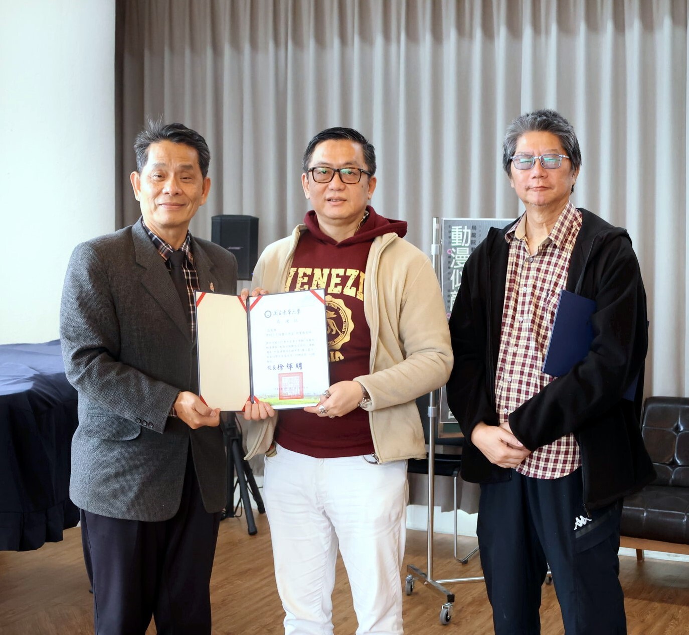 校長頒發感謝狀予胡覺隆老師及敖幼祥老師