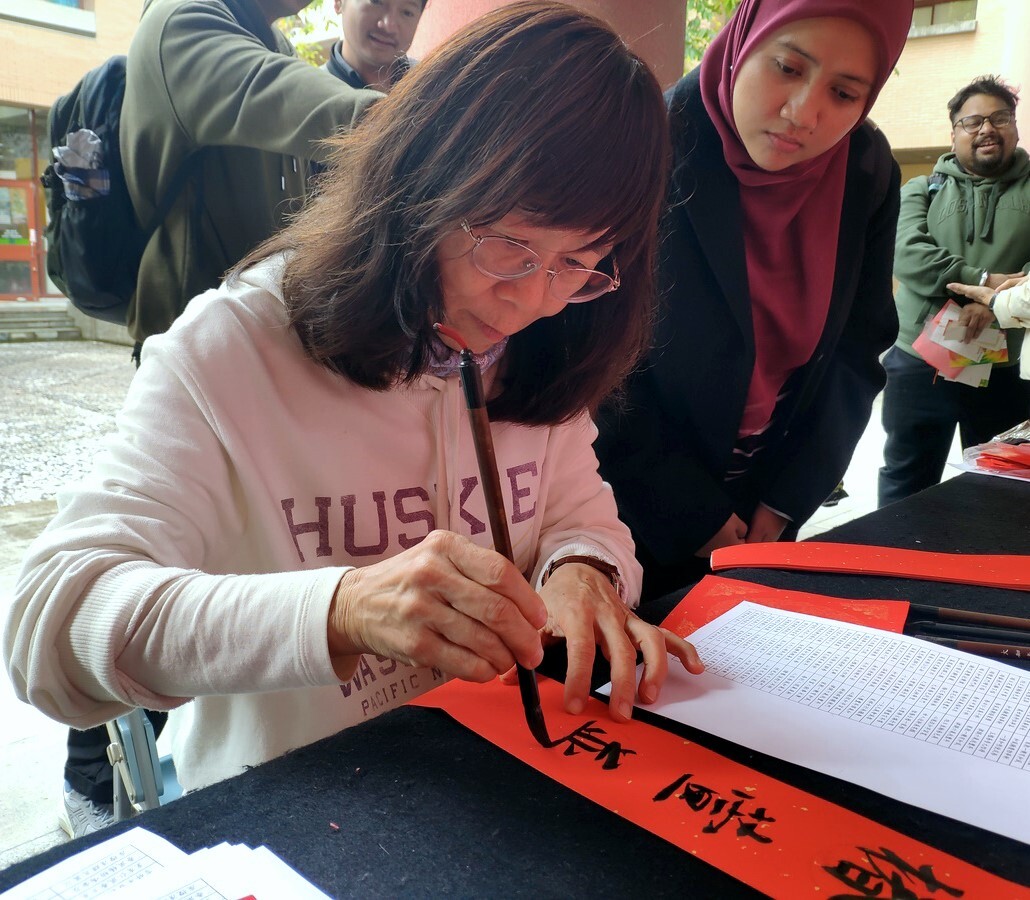 李秀華老師以行動引領師生同仁一同沉浸於書寫的樂趣