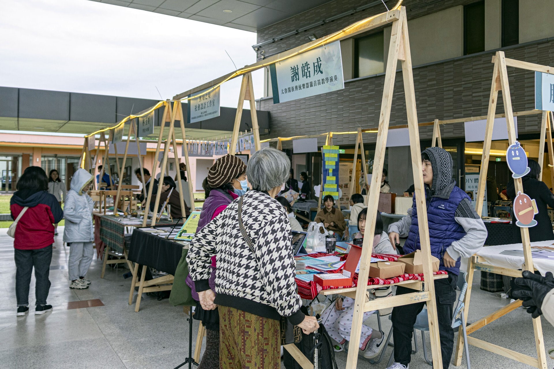 現場藝師藝團展示113年度教學成果,參觀民眾踴躍