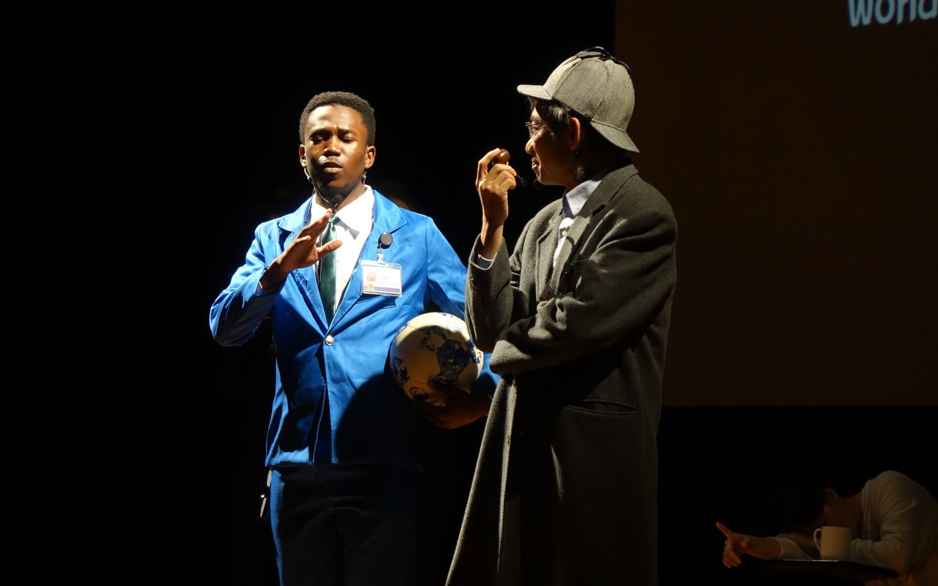開場英語解謎短劇,學生LETHOKUHLE KIDWELL DLAMINI(中)扮演工藤新一