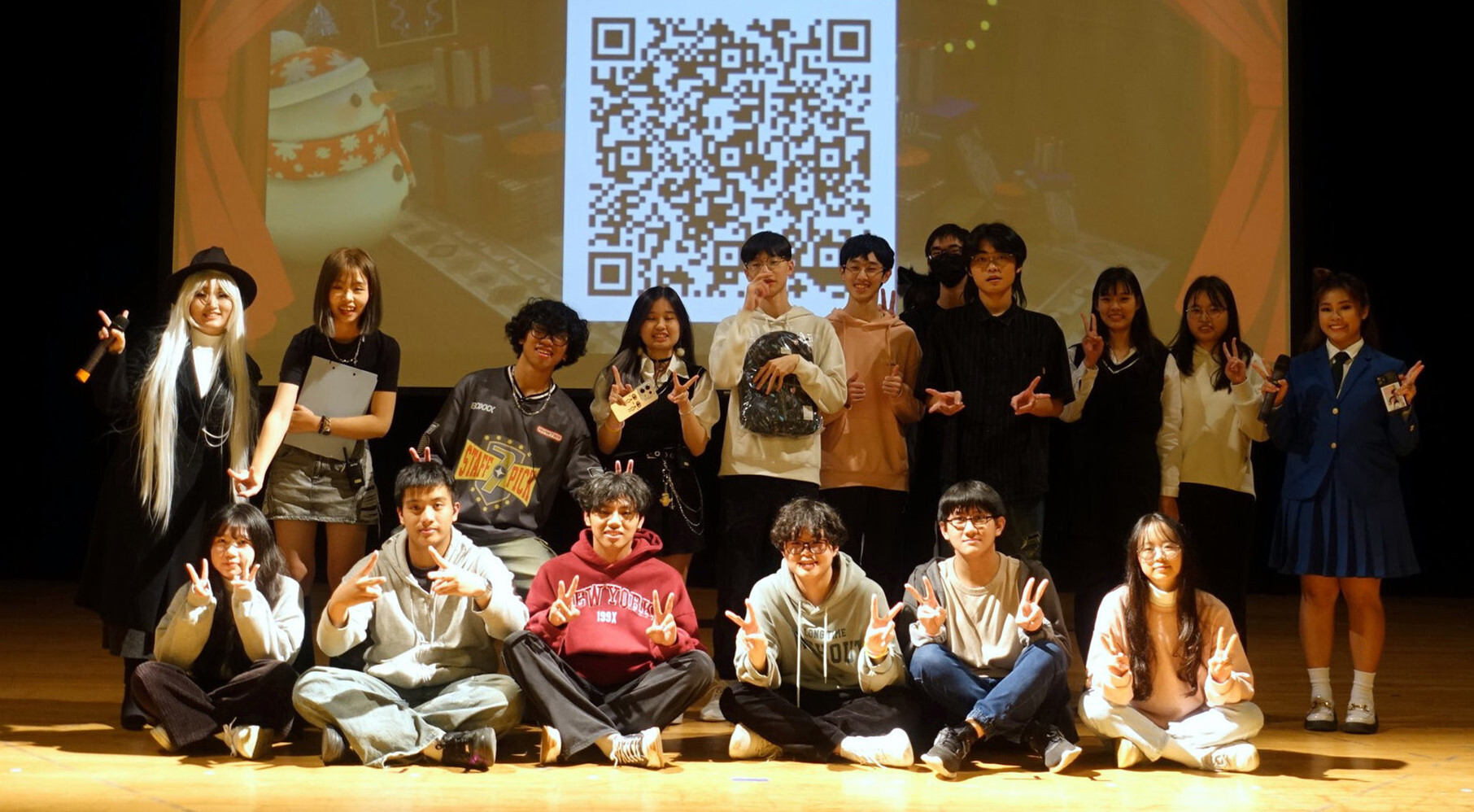資工系第27屆系學會成員與主持人合影