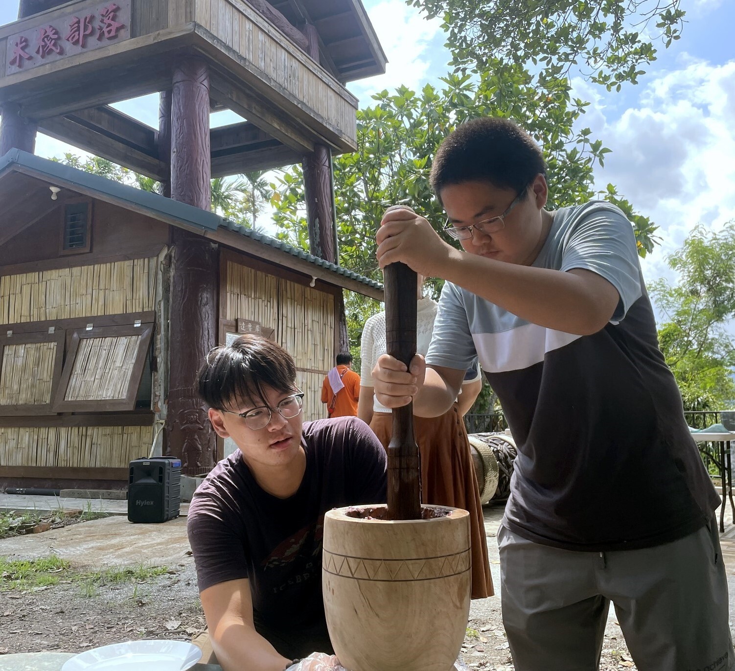 「Dwell in Nature」團隊舉辦「米棧療癒小旅行」親身體驗傳統搗米活動