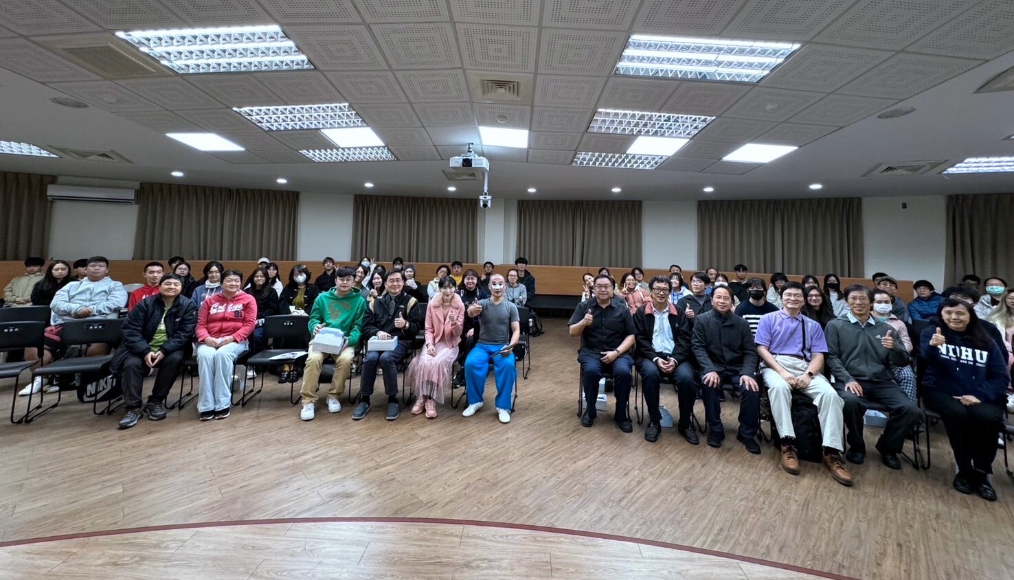 劉稀榮老師和全體參與師生大合照
