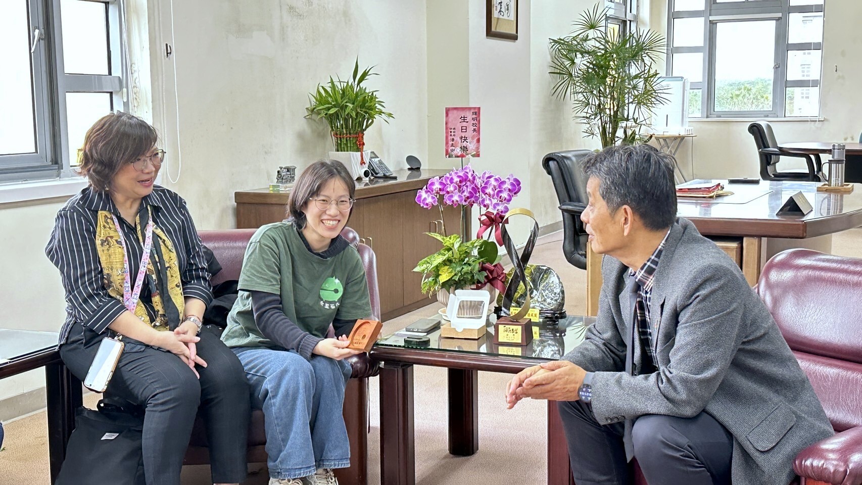 水保署産業發展及休閒組吳菁菁副組長與徐輝明校長交換意見