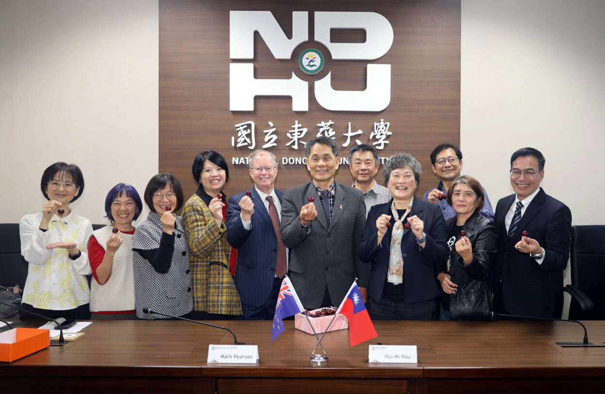 紐西蘭商工辦事處(NZCIO)代表馬嘉博(Mark Pearson)大使來訪,特別贈送櫻桃校方代表與來賓合影,共享甜美時刻