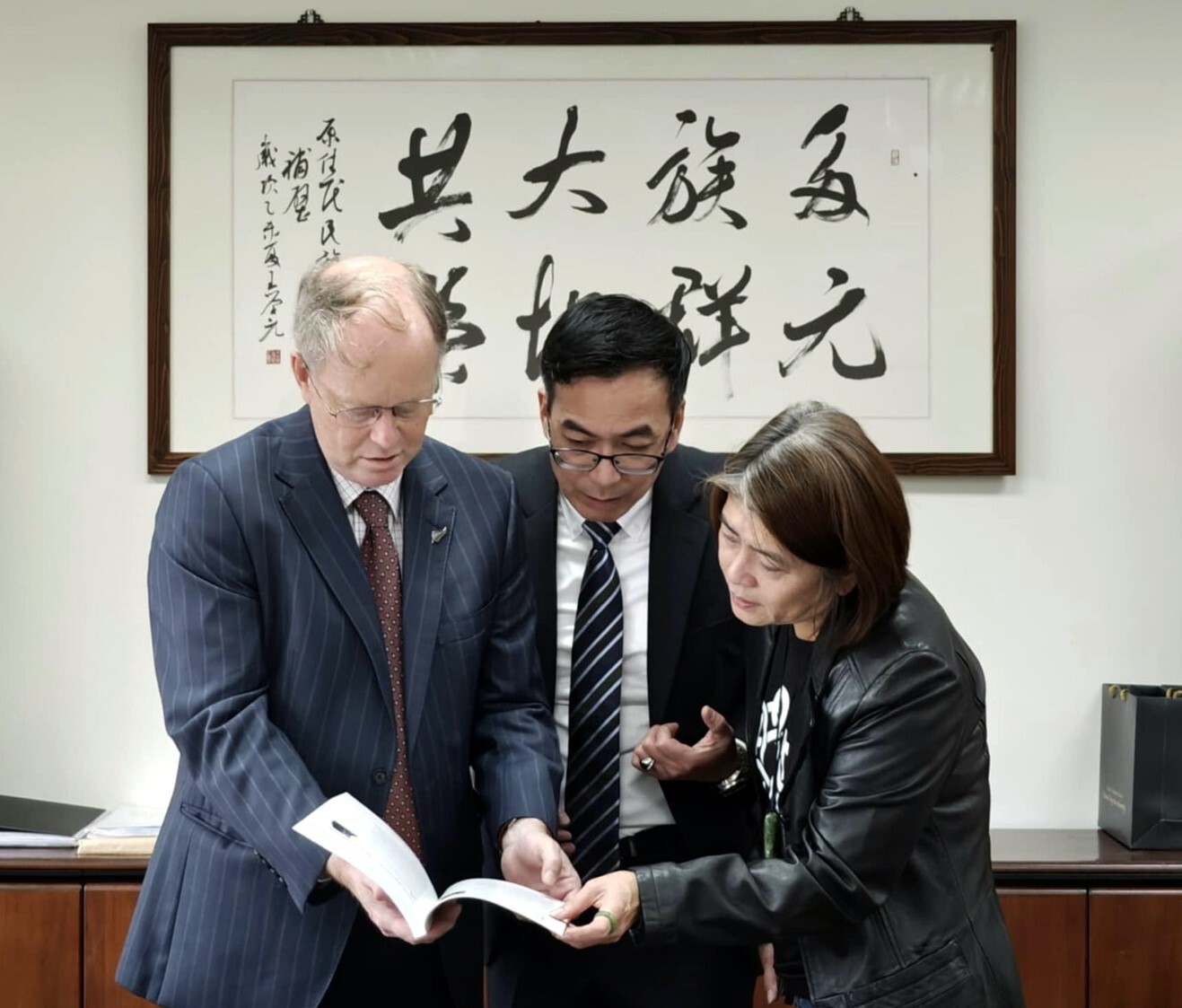 紐西蘭商工辦事處代表前往原住民族學院參訪,由石忠山院長及謝若蘭老師接待並介紹東華大學在推動原住民族教育、語言文化與國際合作方面的努力與成果