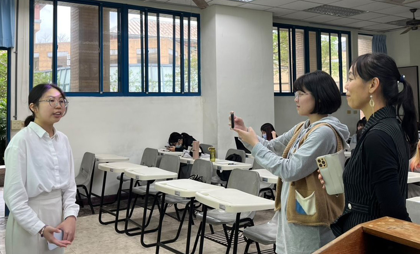 陳逸雯讓同學練習實地採訪