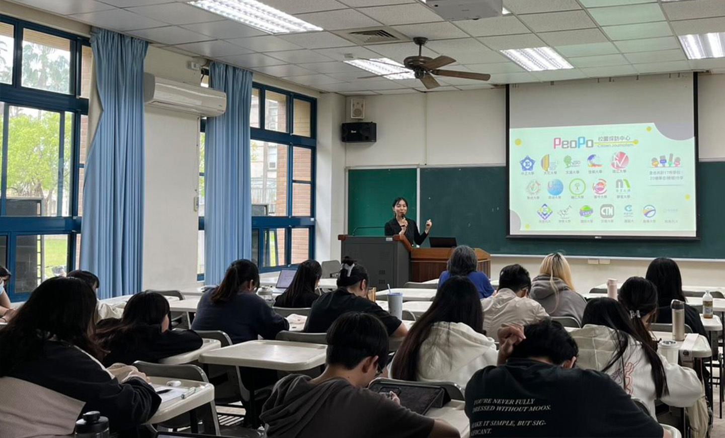 陳逸雯介紹東華大學也有一個校園採訪中心