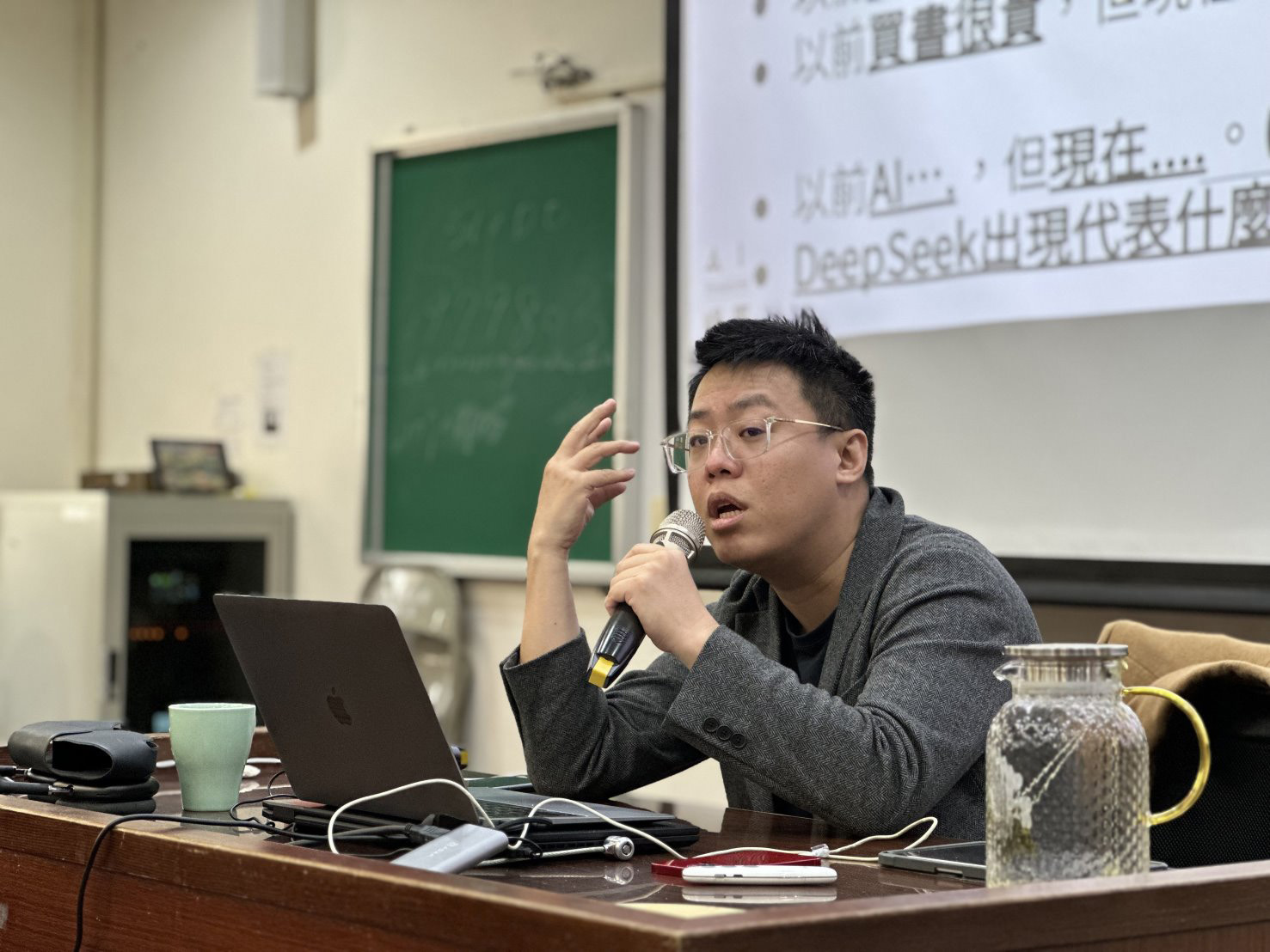 交點文化股份有公司負責人黃敬峰以「迎接AI世代:AI工具及ChatGPT實戰教學」為題進行專題演講