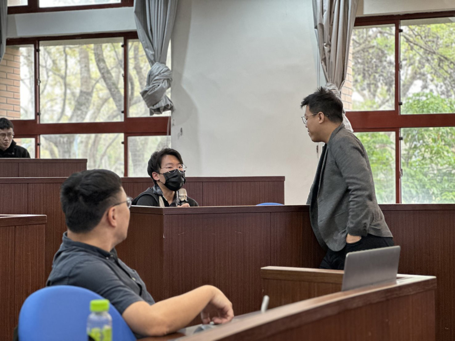 黃敬峰老師與聽講學員進行問答互動