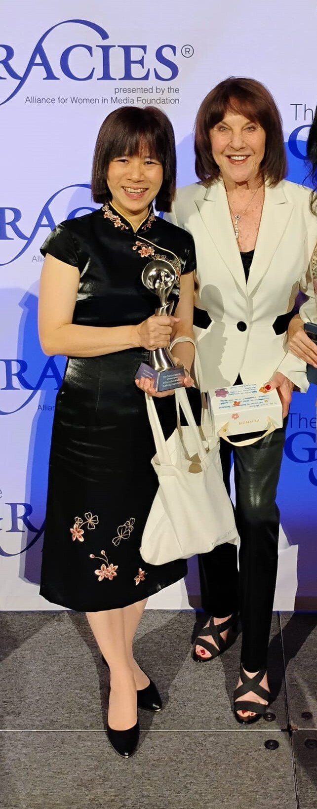 劉馬利老師與去年 Gracie award 終生成就獎得主Suzyn Waldman女士合影