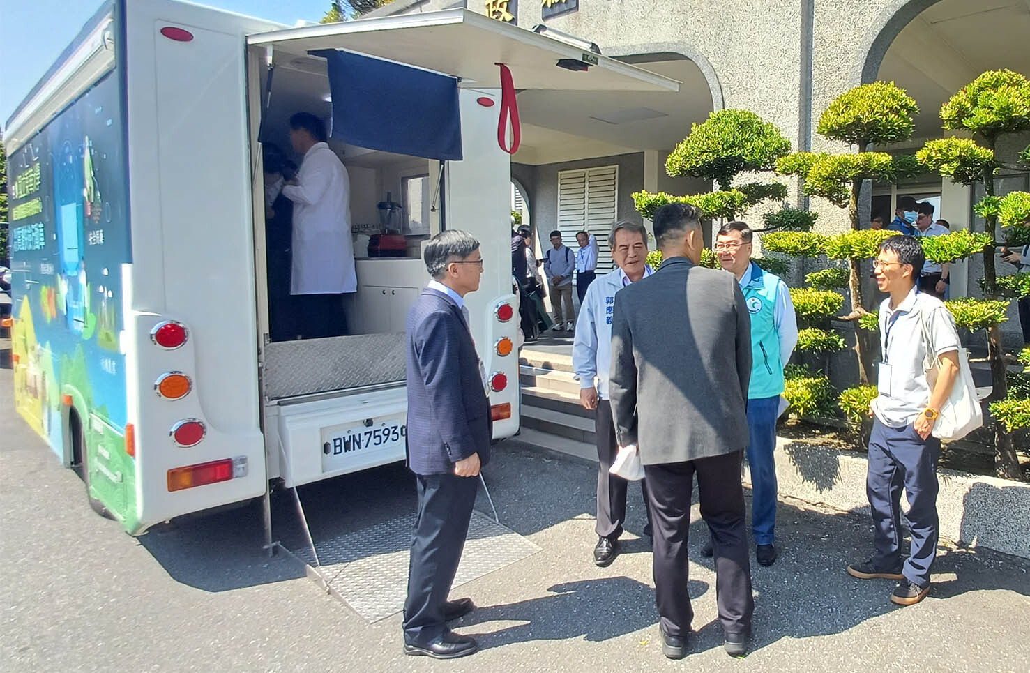 與會貴賓參觀活動中展示之「質譜快篩車」