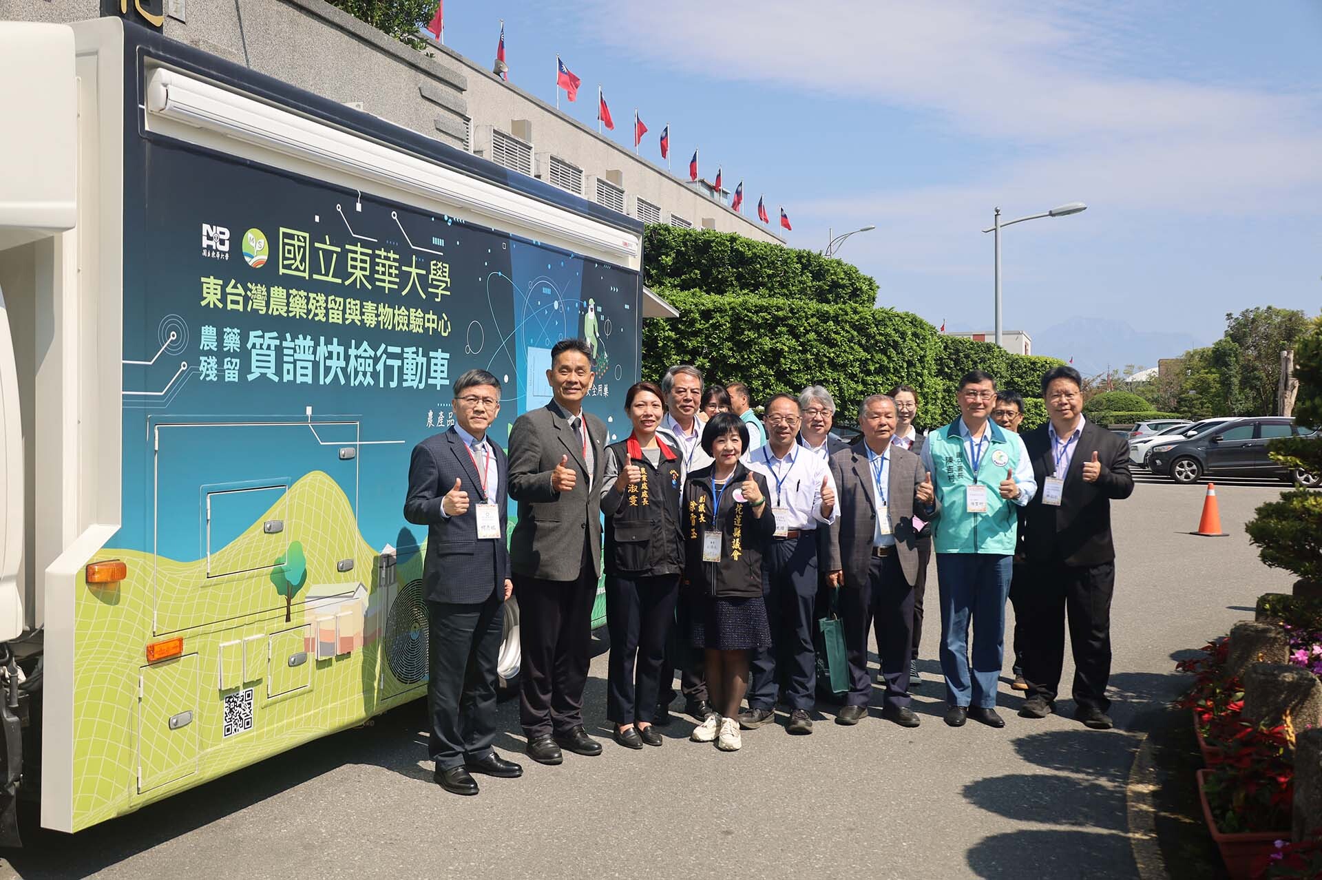 與會貴賓參觀與瞭解質譜快檢行動檢測車