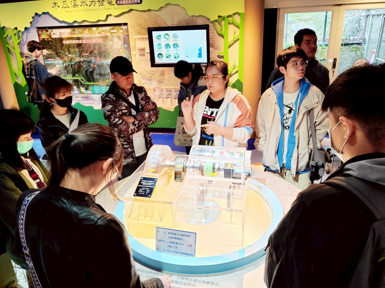 銅門發電廠導覽員解說小水力發電的運作與歷史演進