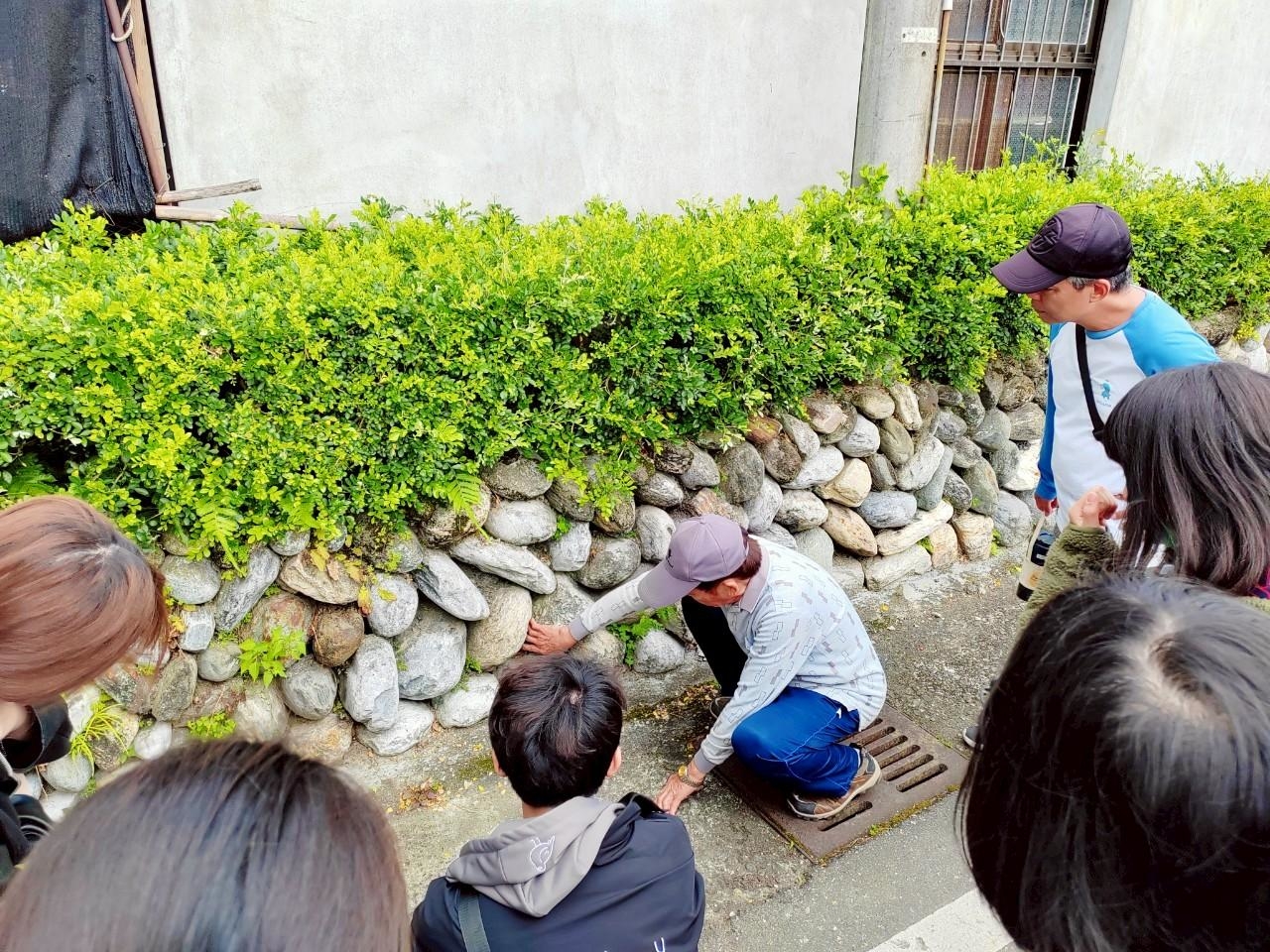 走進南華社區,在地技藝傳承者林先朝大哥親自帶領學生,學習砌石與茅草屋文化