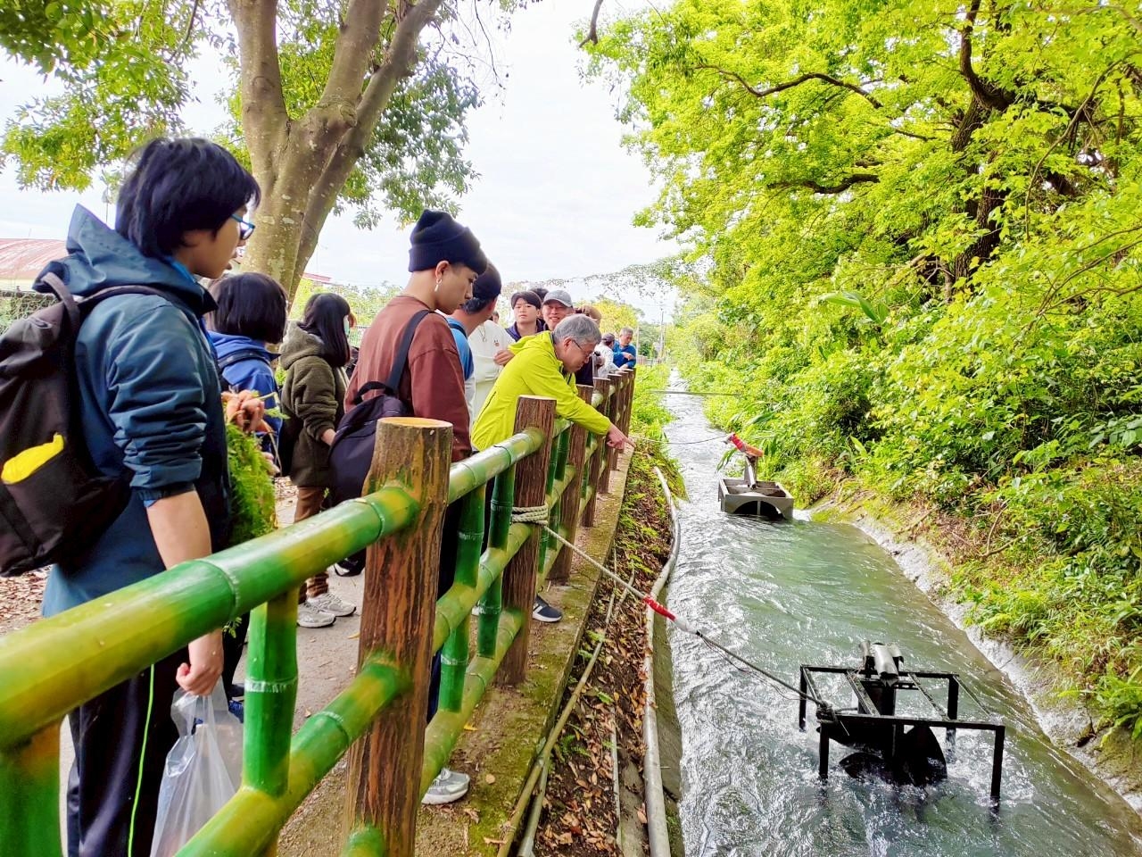 與龍華科技大學團隊進行跨校交流,雙方分享設計理念與技術應用