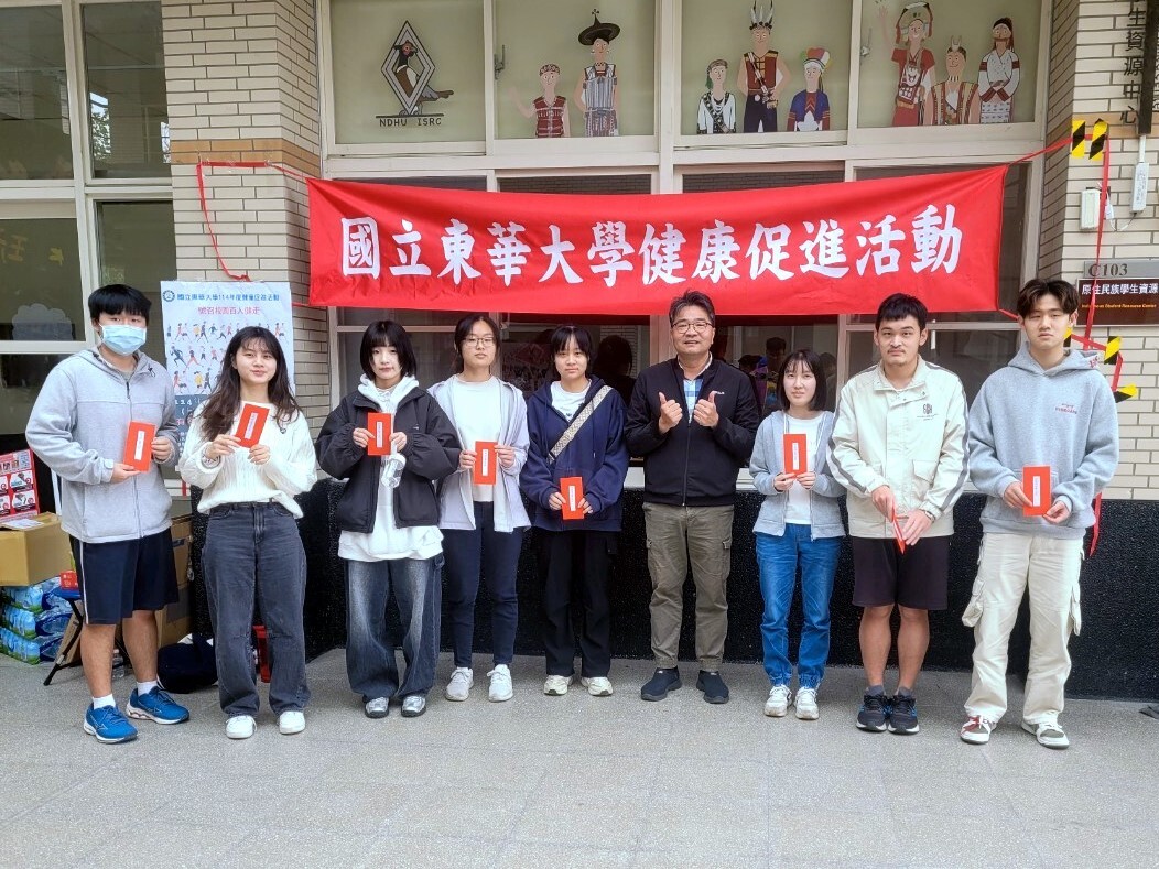 329青年節健走活動林俊瑩學務長頒獎學生特別開心