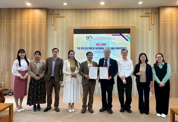 花師教育學院與峴港教育大學(UED)簽訂學術交流協議(右4潘文福院長,右3楊熾康主任,右2林鳯貞教授)