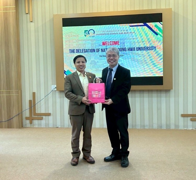 花師潘文福院長與峴港教育大學國合處阮副處長交換禮物