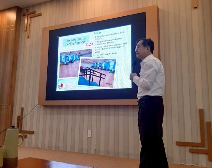 楊熾康主任於會議上進行特殊教育領域專業分享及招生介紹