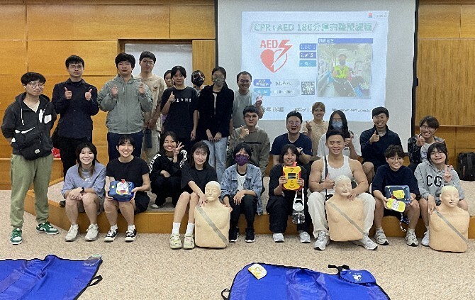 CPR+AED證照班,講師和學員大合照