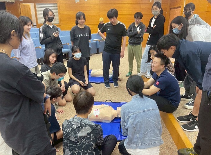 CPR+AED證照班,學員認真聽講