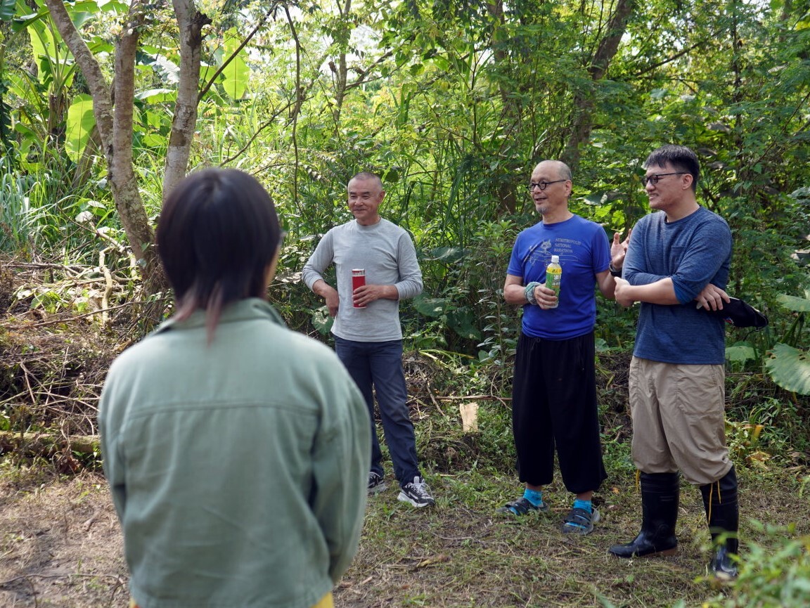 李宏韡老師(中)、潘添祺主任(左)與伍昭南組長(右)講解雞隻進駐的注意事項