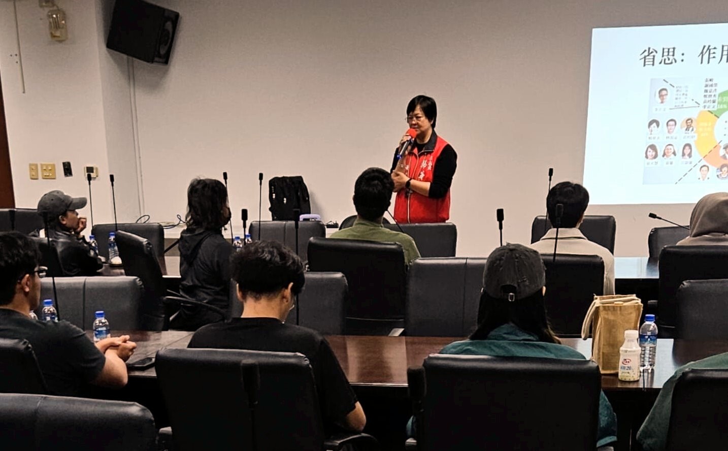 楊華美議員與發社系師生分享個人政治工作經驗並勉勵學生積極參與公共事務