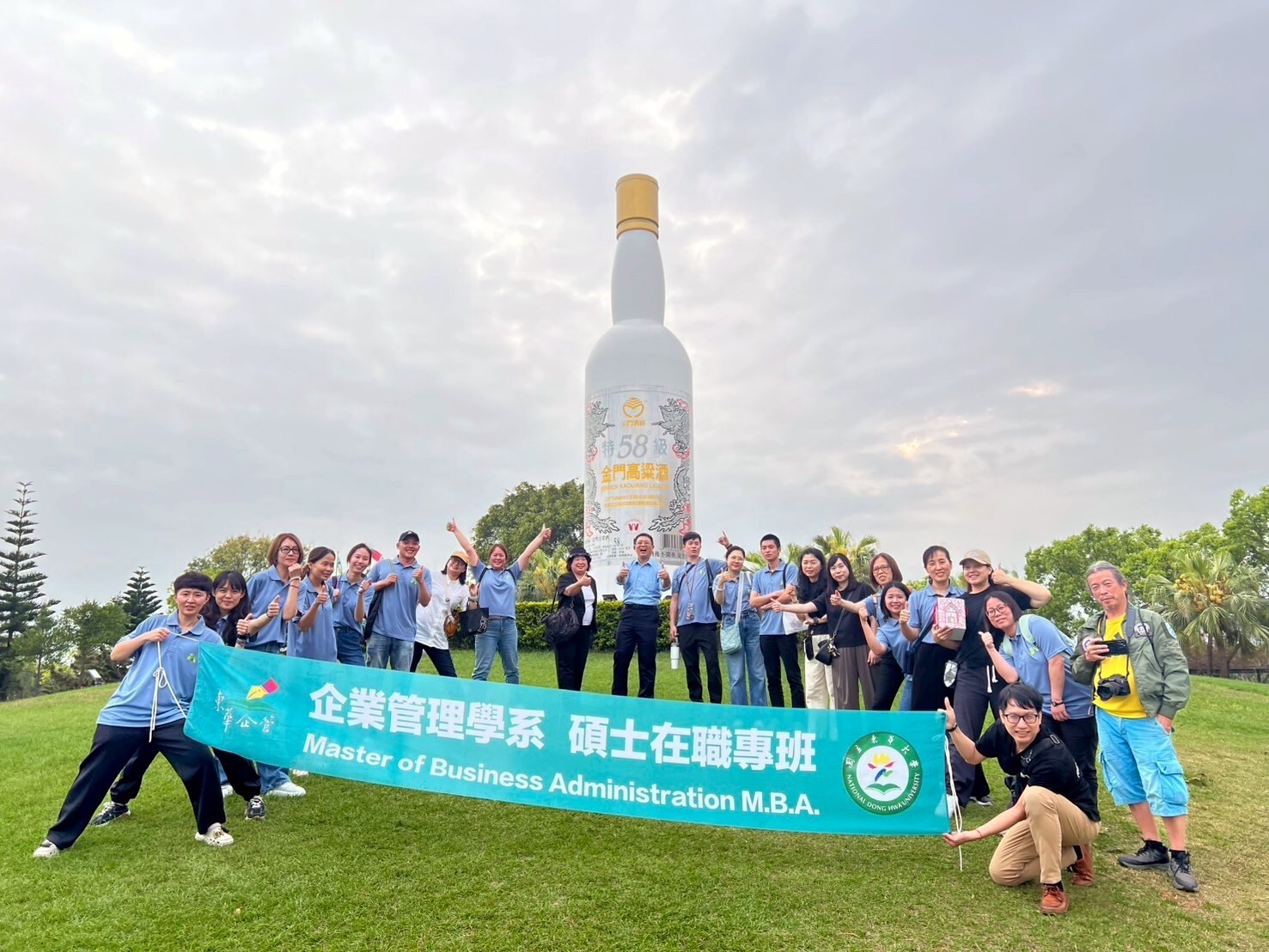 金門酒廠與地方其他產業鏈密切結合(「飲酒過量,有害健康」、「禁止酒駕」)