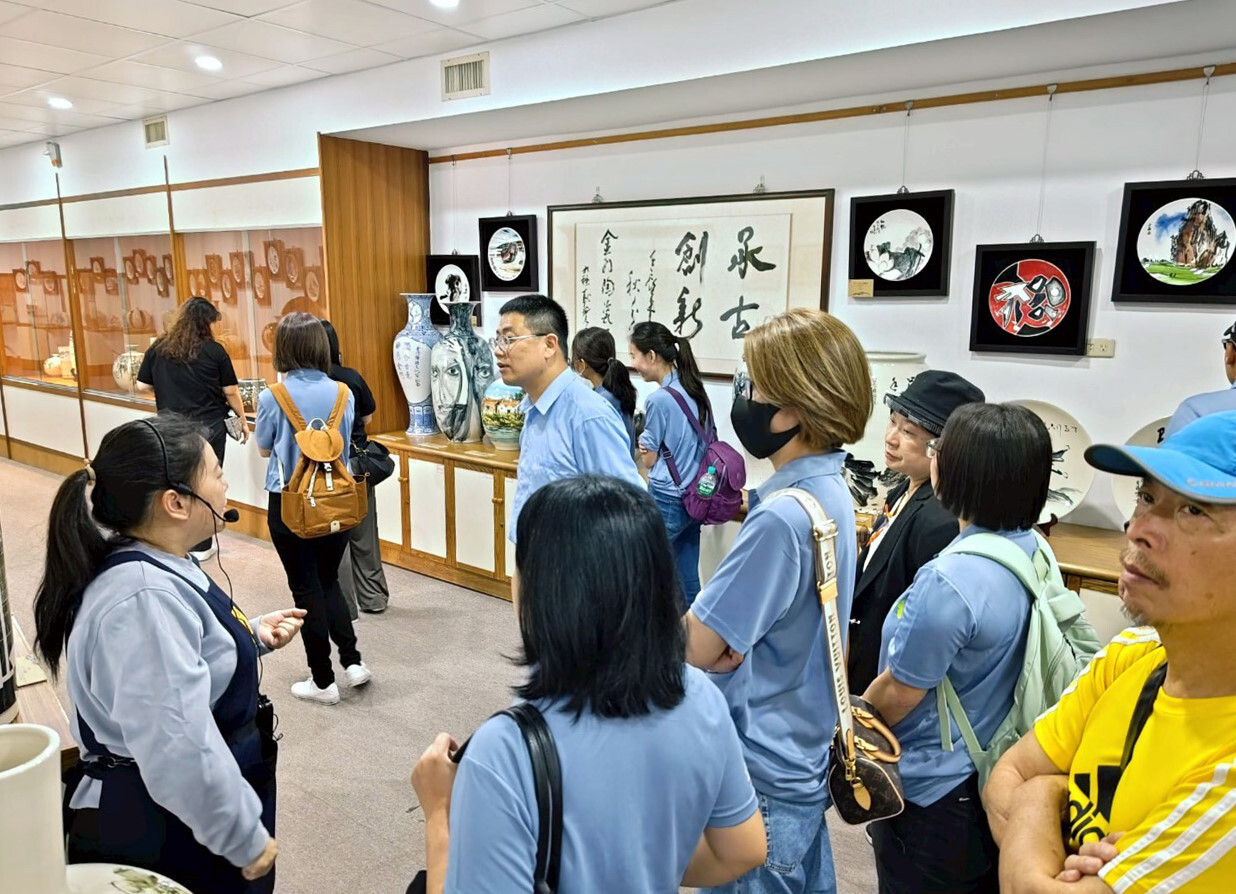 金門陶瓷廠則專門為金酒設計並製造高粱酒瓶,將傳統工藝融入現代商品設計,兼顧功能與文化價值