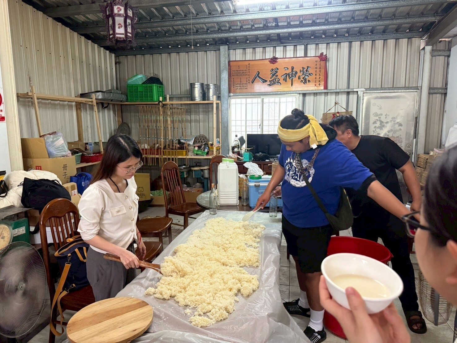 將蒸好的糯米放置在桌面冷卻,過程中要將糯米翻鬆鋪平