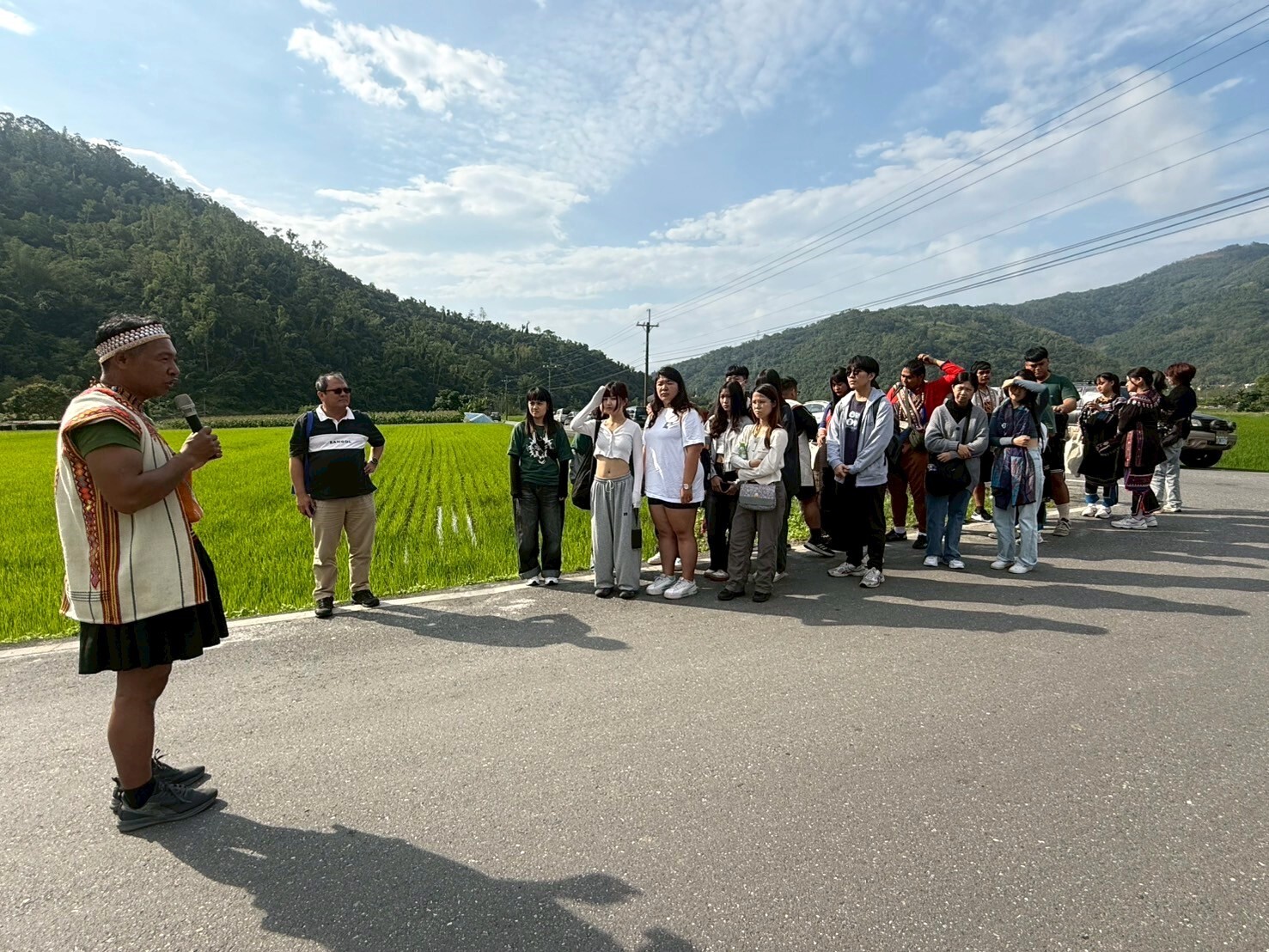 中平部落事務組長-妲力禡.拿亥蘇嵐親自帶領師生做祭儀文化解說
